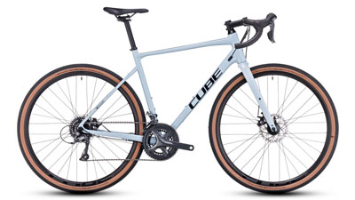 Cube Nuroad Gravel Bike in Weiß mit bläulichem Schimmer.