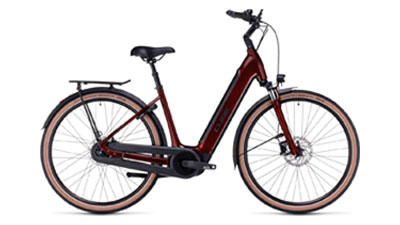 Zu sehen ist ein dunkelrotes Cube Supreme Hybrid Pro E-Bike, mit Tiefeinsteiger-Rahmen.