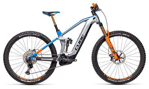 Zu sehen ist ein graues Cube Stereo Hybrid 140 HPC Mountainbike, mit blauen und orangenen Details.