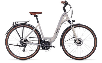 Cube Touring Trekkingrad mit Tiefeinsteiger-Rahmen in Silber.