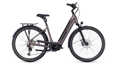 Zu sehen ist ein braunes Cube Supreme Hybrid EXC E-Bike, mit Tiefeinsteiger-Rahmen.