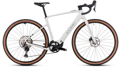 Zu sehen ist ein weißes Cube Nuroad Hybrid Race E-Bike.