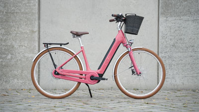 Zu sehen ist ein rosa Cube Ella Hybrid E-Bike.