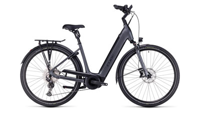 Zu sehen ist ein graues Cube Supreme Hybrid EXC E-Bike, mit Tiefeinsteiger-Rahmen.