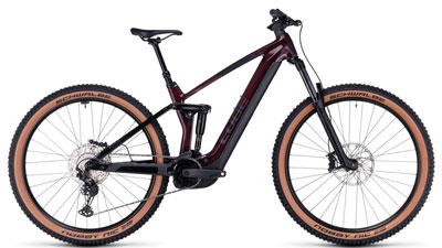 Zu sehen ist ein dunkelrotes Cube Stereo Hybrid 140 HPC Pro E-Bike, mit schwarzen Details.