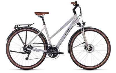 Cube Touring Trekkingrad mit Trapezrahmen in Silber.