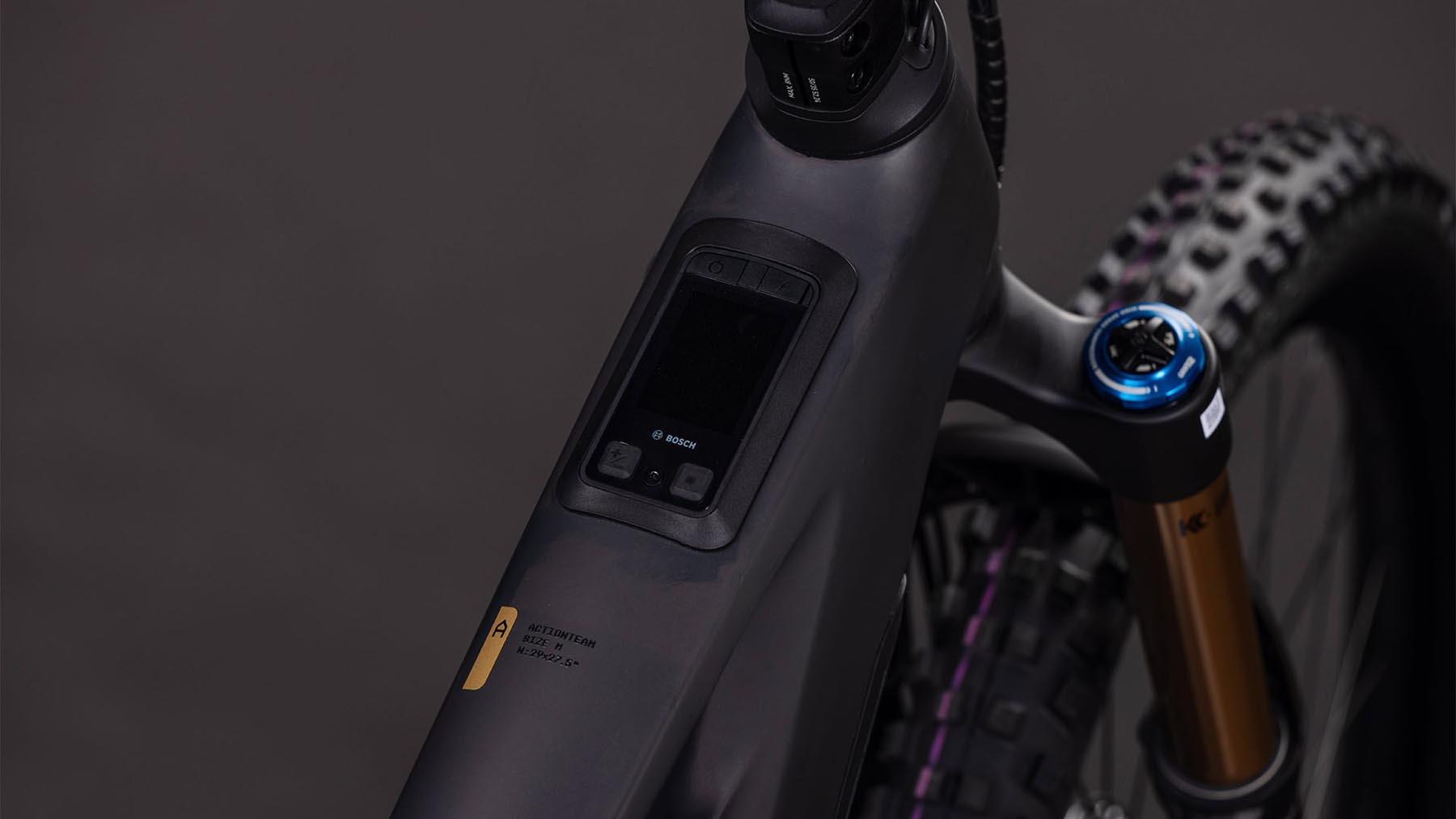 103500-Cube-Stereo-Hybrid-ONE77-HPC-AT-800-carbon-n-gold-2026-EBike-Fully-Mountainbike-01