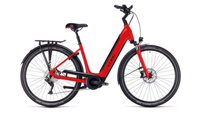 Zu sehen ist ein rotes Cube Supreme Hybrid EXC E-Bike, mit Tiefeinsteiger-Rahmen.
