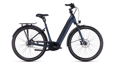 Zu sehen ist ein dunkelblaues Cube Supreme Hybrid EXC E-Bike, mit Tiefeinsteiger-Rahmen.