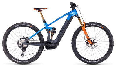 Zu sehen ist ein graues Cube Stereo Hybrid 140 HPC TM E-Bike, mit blauen und orangen Details.