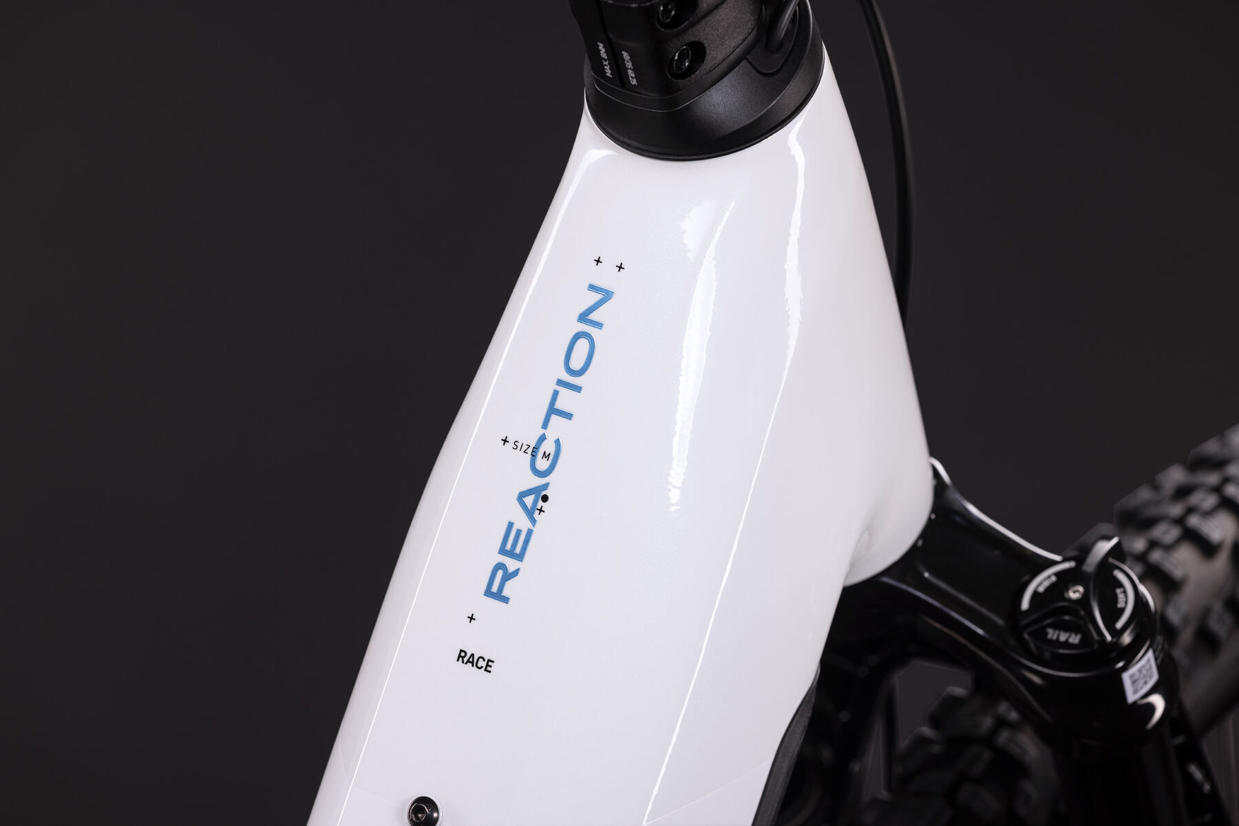 1107312E-Cube-Reaction-Hybrid-Race-800-snow-n-black-2027-02