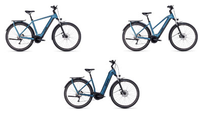 Zu sehen sind drei blaue Cube Kathmandu Hybrid E-Bikes, jeweils mit einem Diamant-Rahmen, ein Trapez-Rahmen und ein Tiefeinsteiger-Rahmen.