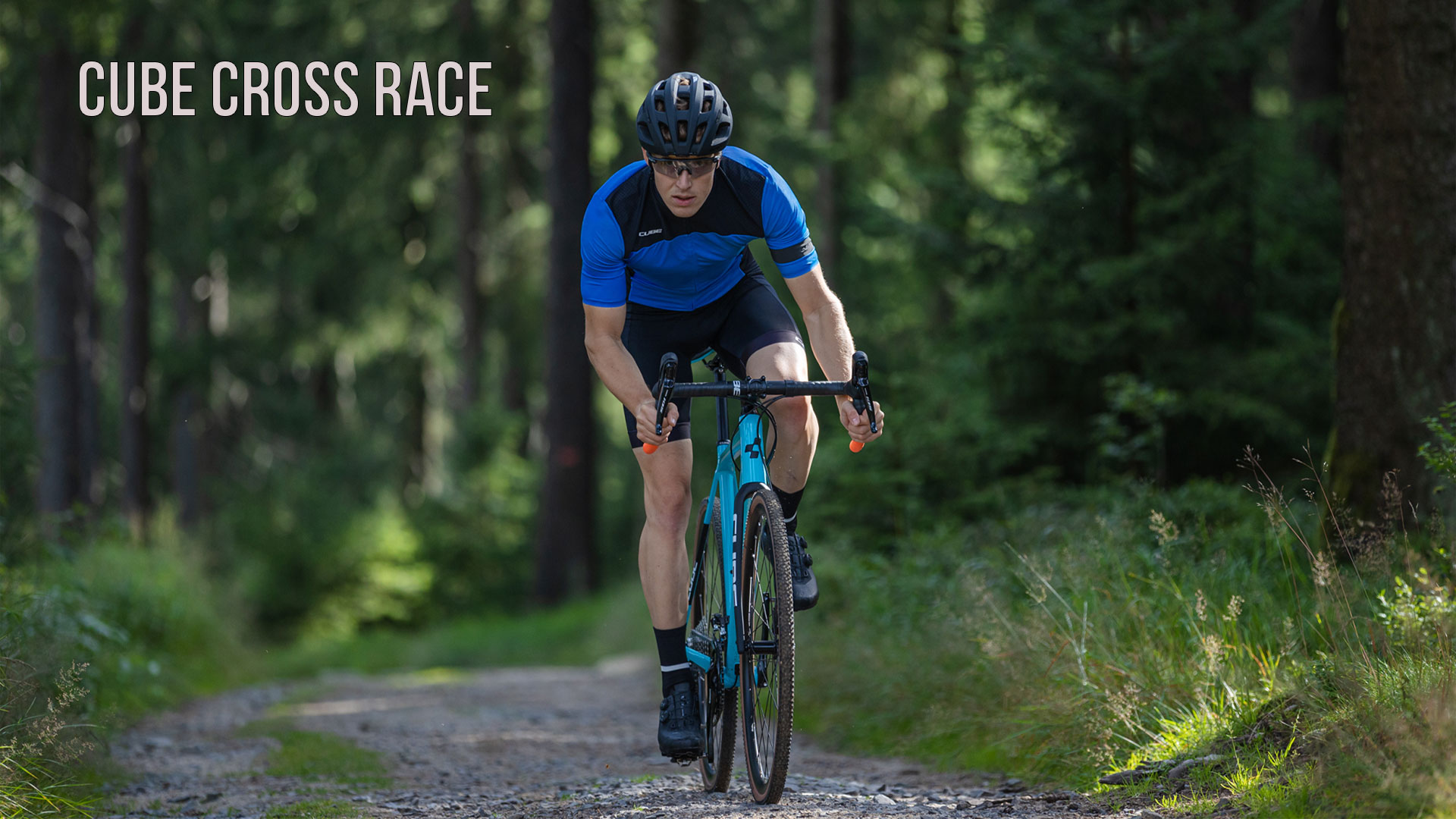Ein Mann fährt mit einem Cube Cross Race Fahrrad durch den Wald.