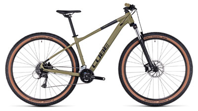 Cube Aim Race Hardtail Mountainbike in glänzendem Olivgrün.