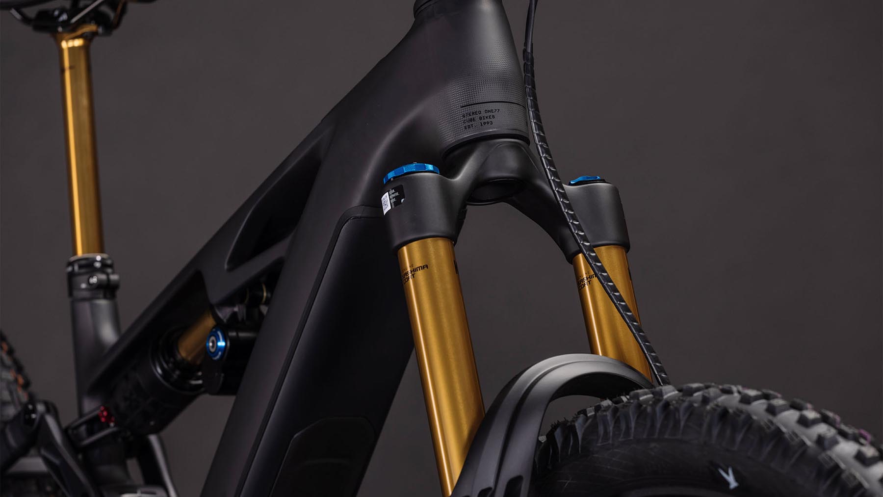 103500-Cube-Stereo-Hybrid-ONE77-HPC-AT-800-carbon-n-gold-2026-EBike-Fully-Mountainbike-06