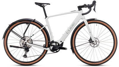 Zu sehen ist ein weißes Cube Nuroad Hybrid Race FE E-Bike.