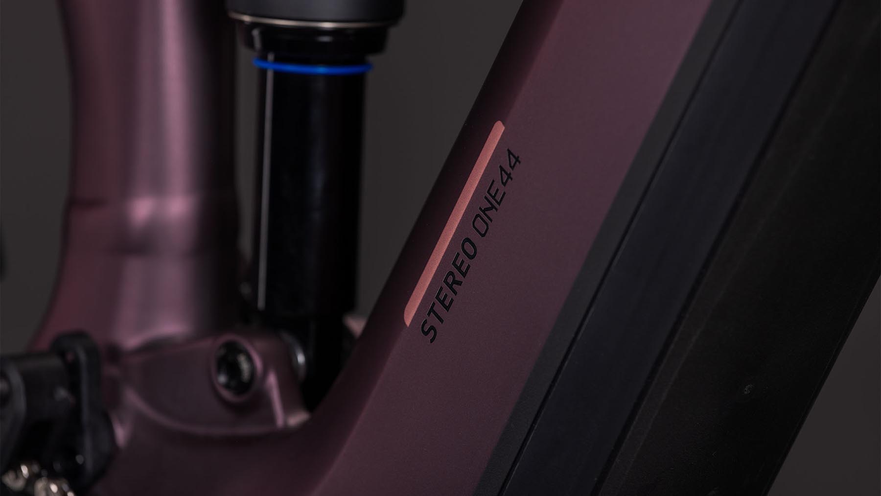 102150-Cube-Stereo-Hybrid-ONE44-Pro-800-shiftblush-n-raisin-2026-EBike-Fully-Mountainbike-05